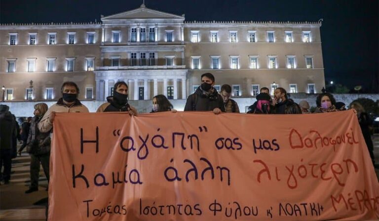 Συγκέντρωση κατά των γυναικοκτονιών στο Σύνταγμα: «Όχι άλλη Γαρυφαλλιά, όχι άλλοι νταήδες» (εικόνες & βίντεο)