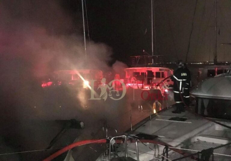 Μεγάλη πυρκαγιά σε σκάφος στη μαρίνα Αλίμου (Εικόνες)