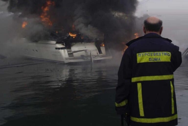 Στις φλόγες σκάφη στον Κόρφο Κορινθίας