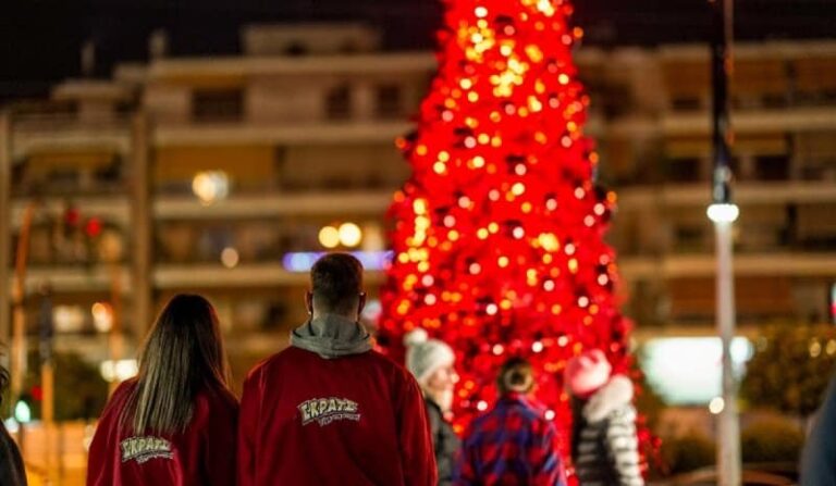 Χριστουγεννιάτικα κλικ κάτω από το κατακόκκινο δέντρο του ΣΚΡΑΤΣ στο Γαλάτσι (εικόνες & βίντεο)