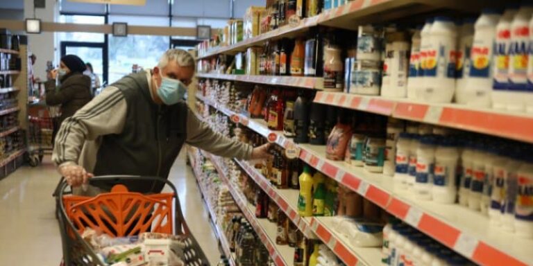 Εορταστικό ωράριο: Τι ώρα κλείνουν σήμερα τα καταστήματα – Τι ισχύει για τα σούπερ μάρκετ