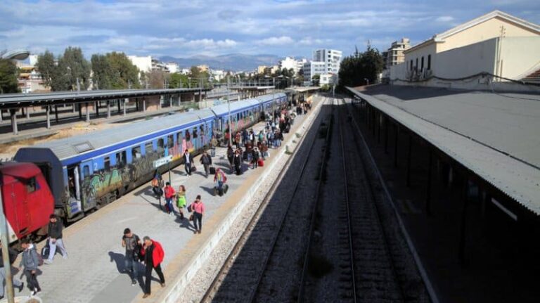 Απομακρύνθηκαν απ’ το Σταθμό Λαρίσης οι μετανάστες που μπλόκαραν τα δρομολόγια