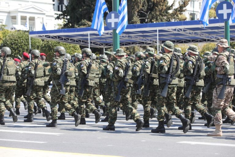 Εντυπωσιακή η στρατιωτική παρέλαση για την 25η Μαρτίου στο κέντρο της Αθήνας – Οι Ένοπλες Δυνάμεις κέρδισαν το χειροκρότημα (εικόνες)