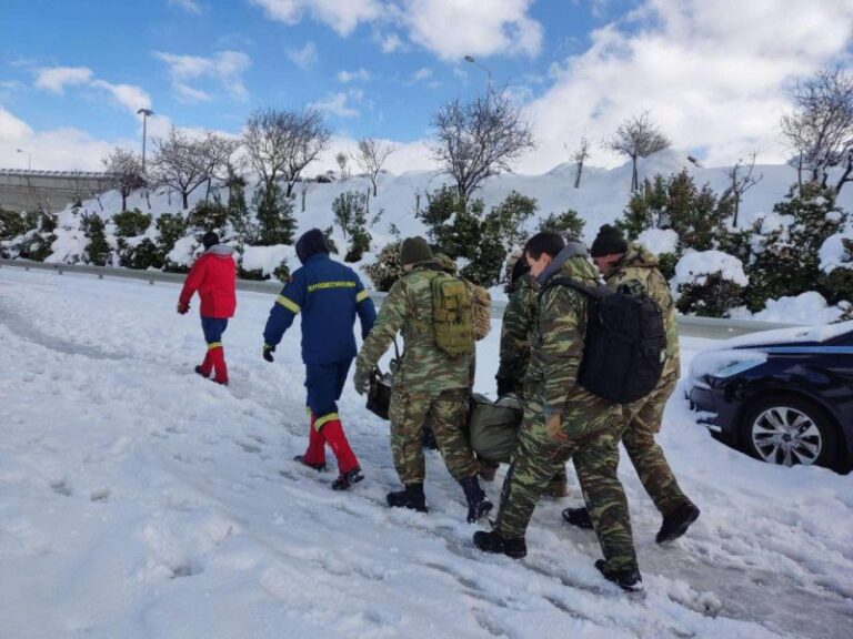 Στρατιώτες κουβάλησαν 49χρονο με σκλήρυνση κατά πλάκας που εγκλωβίστηκε στην Αττική Οδό (βίντεο)