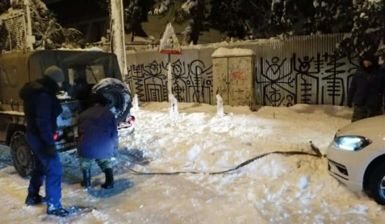 Ολονύχτια μάχη του Στρατού για τον απεγκλωβισμό οδηγών από την Αττική Οδό – Μοιράστηκαν 570 μερίδες φαγητό (εικόνες)