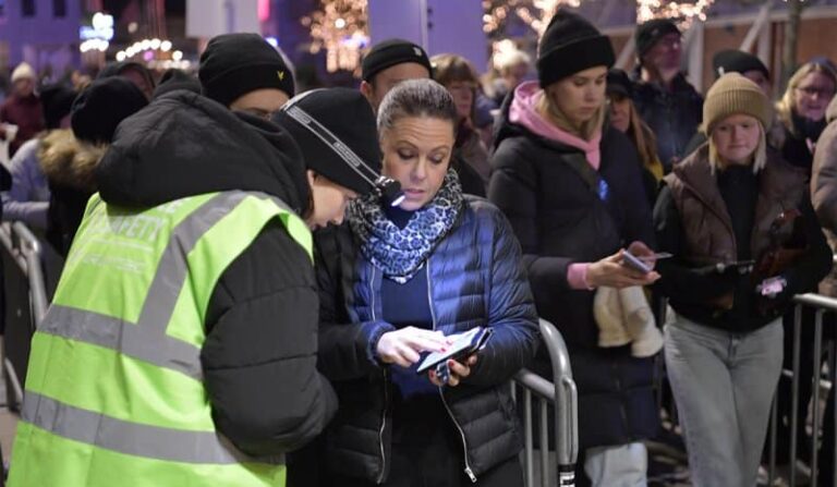 Η Σουηδία λαμβάνει ξανά μέτρα για τον κορονοϊό – Μόνο με πιστοποιητικό εμβολιασμού στα εστιατόρια