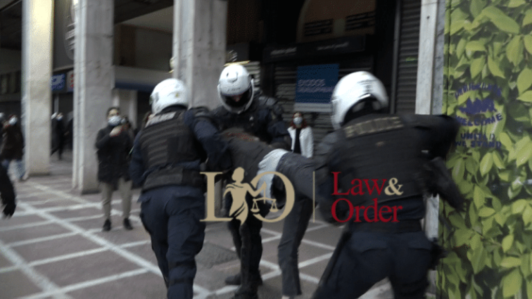 Επεισόδια, χημικά και κυνηγητό στο Σύνταγμα – Ξύλο και 18 προσαγωγές (βίντεο και εικόνες)