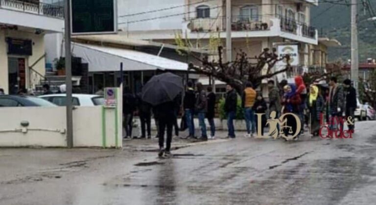 Μετανάστες σπάνε την καραντίνα και βγαίνουν βόλτες στον Αυλώνα – Ανησυχία στους κατοίκους