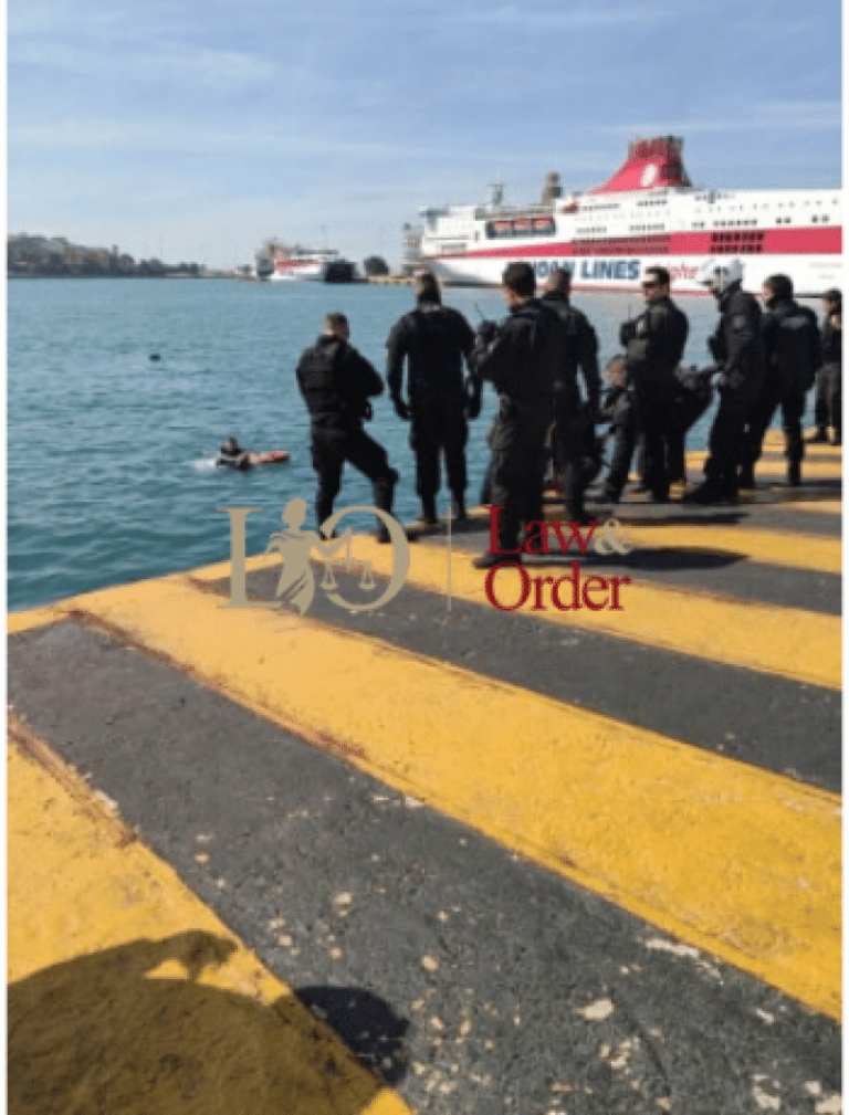 Άνδρες της ΔΙ.ΑΣ. έσωσαν οδηγό ταξι που βούτηξε με το όχημα στο λιμάνι του Πειραιά – εικόνες & βίντεο