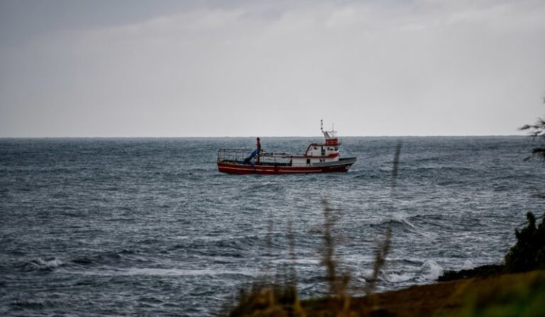 Ένας ακόμη νεκρός από το ναυάγιο της Πάρου ξεβράστηκε στην Τήνο – Βρέθηκαν τούρκικες λίρες στα ρούχα του