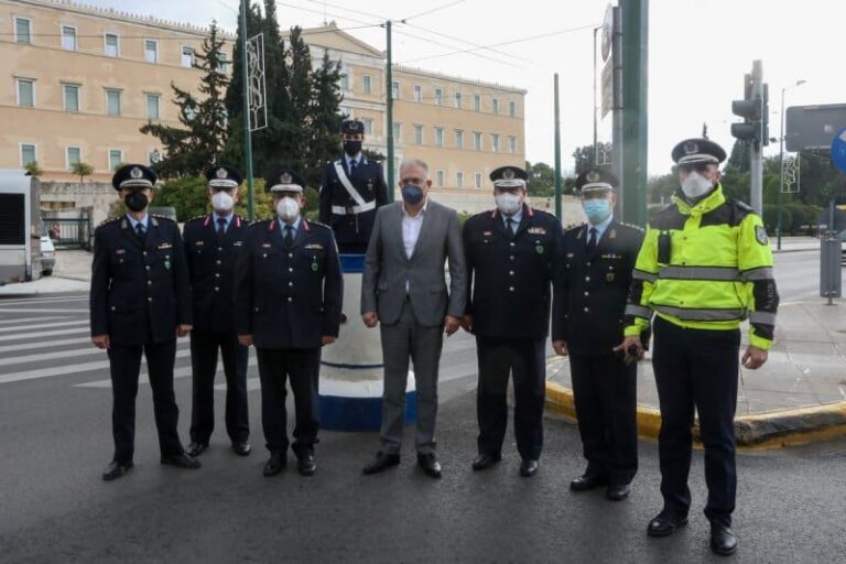 Μοίρασε δώρα στους τροχονόμους στο Σύνταγμα ο Θεοδωρικάκος (εικόνες)