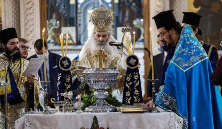 Θεοφάνεια στη σκιά της μετάλλαξης «Όμικρον»: Πώς θα γίνει ο αγιασμός των υδάτων – Ποια μέτρα ισχύουν για τους ναούς (βίντεο)