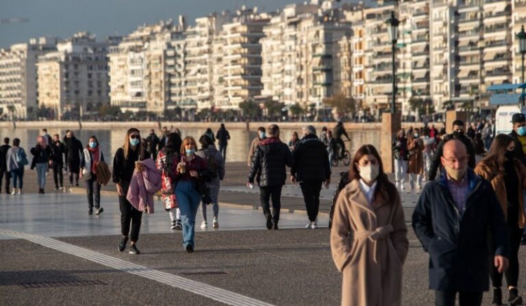 Κορονοϊός – Μετάλλαξη Ομικρον: Τι σχεδιάζει η κυβέρνηση για να βάλει «φράγμα»