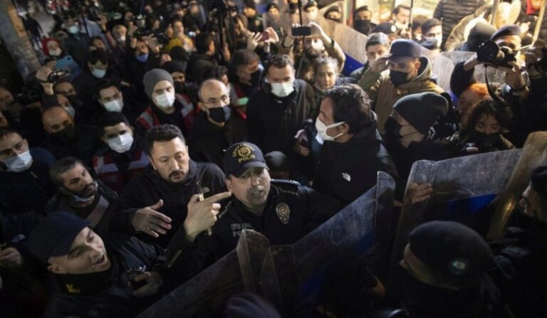 Τουρκία: 30 συλλήψεις σε διαδήλωση κατά της ακρίβειας στην Κωνσταντινούπολη – Ουρές στα βενζινάδικα