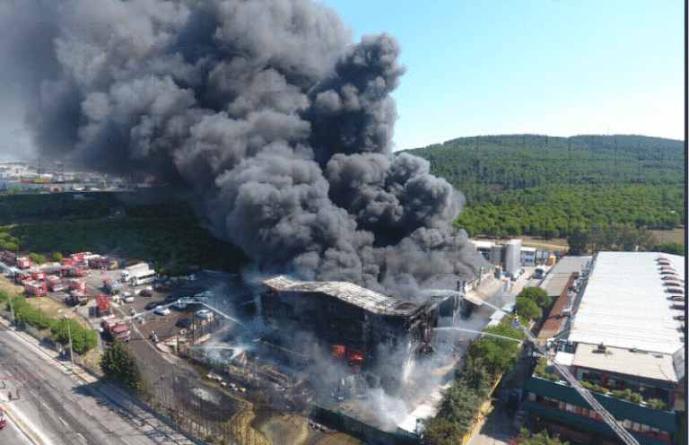 Κωνσταντινούπολη: Τεράστια πυρκαγιά σε εργοστάσιο χημικών (Εικόνες)