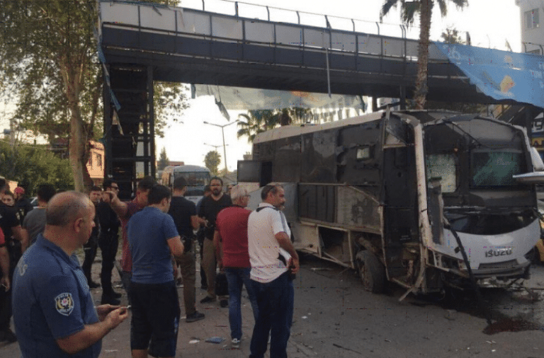 Βομβιστική επίθεση σε λεωφορείο στην Τουρκία – Μετέφερε αστυνομικούς (Βίντεο)