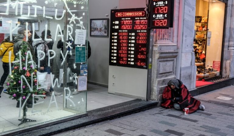 Ακατανόητη δήλωση του Τούρκου υπουργού Οικονομικών για την κρίση: «Δείτε τη λάμψη στα μάτια μου» (βίντεο)