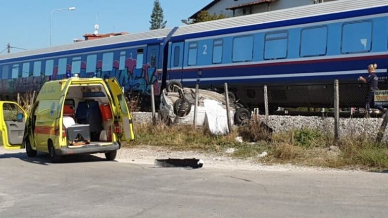 Τροχαίο στα Τρίκαλα: Τρένο συνέτριψε αυτοκίνητο – Νεκρή ανασύρθηκε η γυναίκα οδηγός