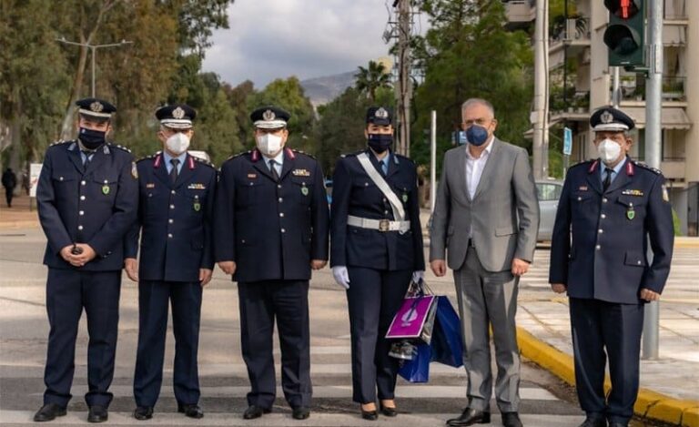 Δώρα σε τροχονόμους εν ώρα υπηρεσίας, μοίρασε ο Τάκης Θεοδωρικάκος (εικόνες)