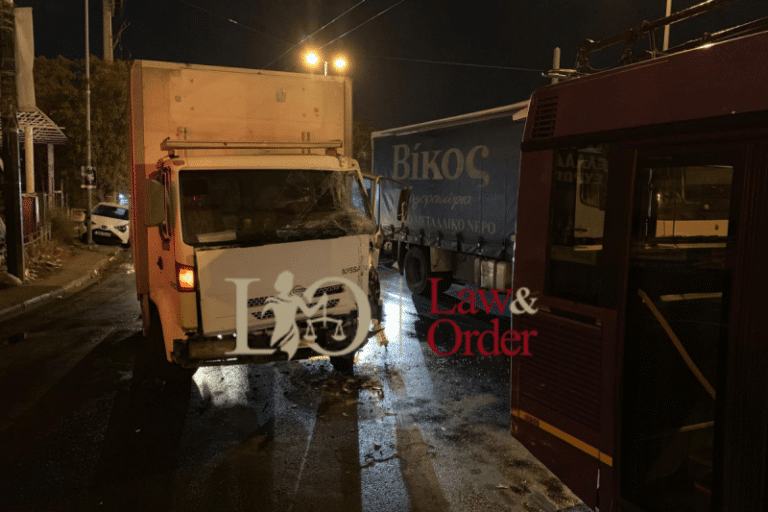 Σύγκρουση ημιφορτηγού με τρόλεϊ στην Πέτρου Ράλλη – Ένας τραυματίας (Εικόνες – Βίντεο)