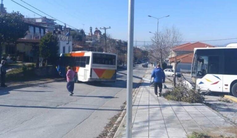 Τροχαίο ατύχημα στη Θεσσαλονίκη: Αστικό λεωφορείο έπεσε σε κολώνα και συγκρούστηκε με άλλο αστικό