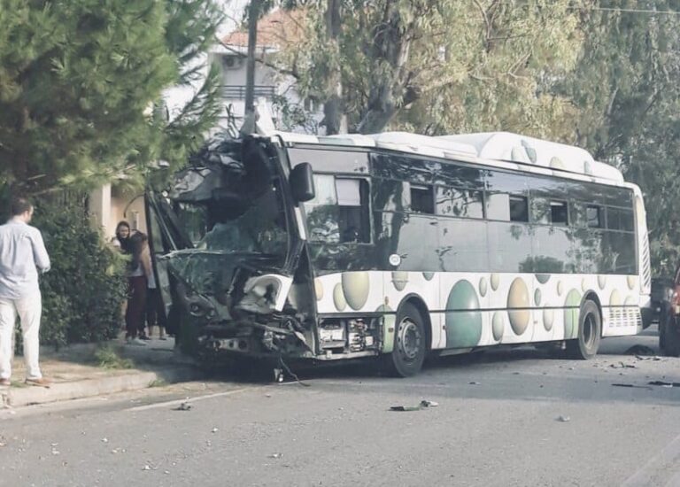 Καραμπόλα με λεωφορείο του ΟΑΣΑ στο Μενίδι – Ένας τραυματίας