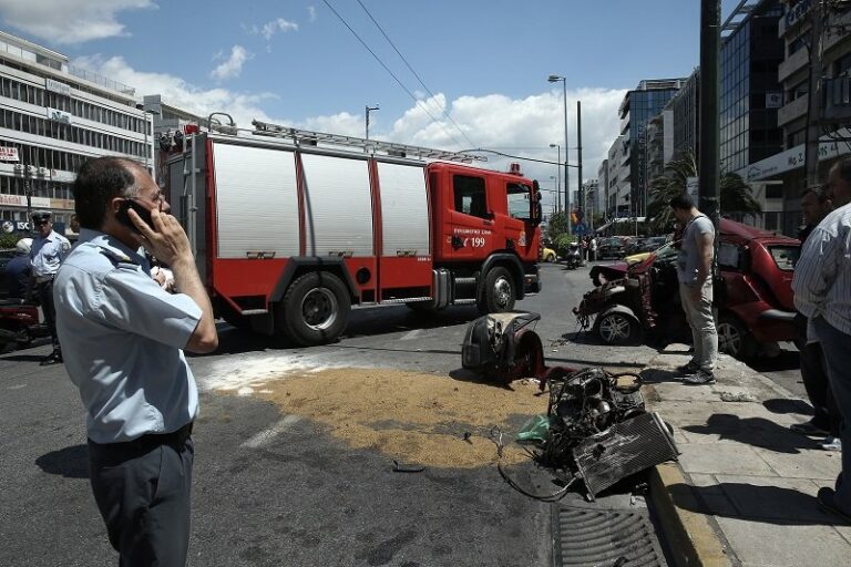 Σοβαρό τροχαίο στη Λ. Συγγρού – Μηχανή παρέσυρε γιαγιά και εγγονάκι