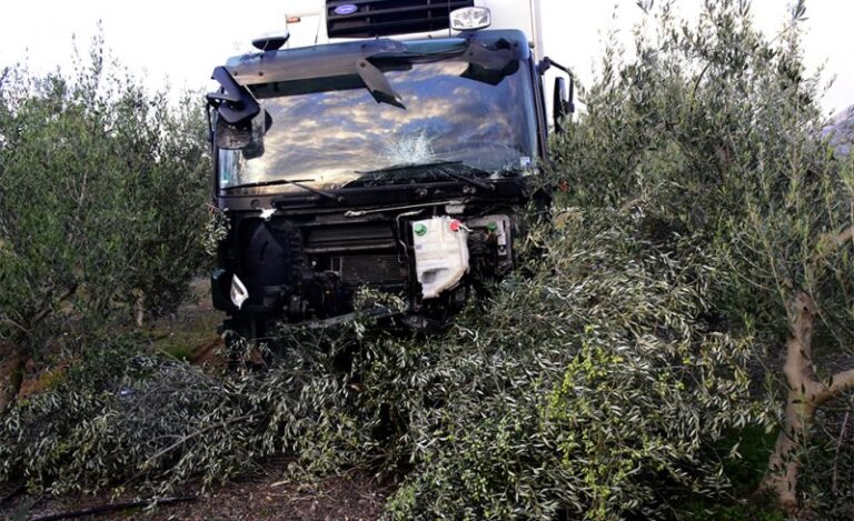 Θανατηφόρο τροχαίο στο Πλατύ Ημαθίας – Νεκρός ο οδηγός φορτηγού που ντελαπάρισε