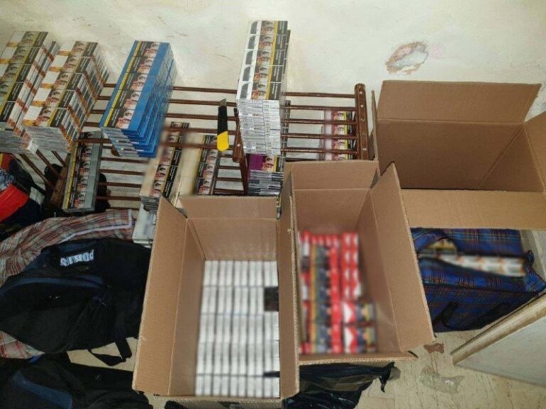 Αττική: Αστυνομικοί «τσάκωσαν» τρεις αλλοδαπούς με χιλιάδες πακέτα λαθραία τσιγάρα (Εικόνες)