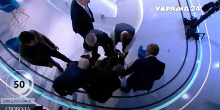 Ξύλο σε τηλεοπτική εκπομπή στην Ουκρανία ανάμεσα σε φιλορώσο πολιτικό και Ουκρανό δημοσιογράφο