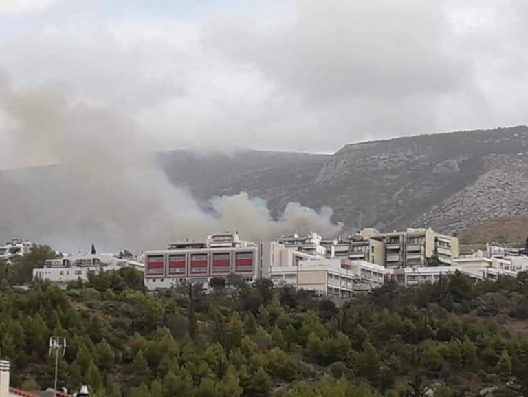 Υπό μερικό έλεγχο η πυρκαγιά στο Βύρωνα – Ισχυρές οι δυνάμεις, διακοπή κυκλοφορίας (βίντεο)