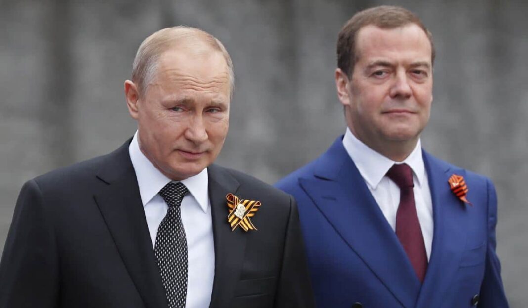 Ο Βλαντιμίρ Πούτιν με τον Ντμίτρι Μεντβέντεφ