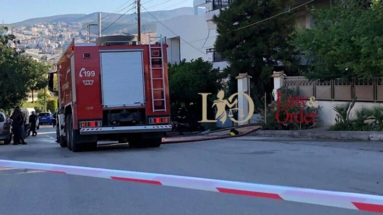 Τραγική εξέλιξη στη Βούλα: Νεκρή ανασύρθηκε 53χρονη γυναίκα από το φλεγόμενο διαμέρισμα (Εικόνες)