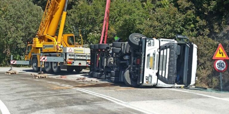 Αμφιλοχία: Τούμπαρε βυτιοφόρο που μετέφερε 25 τόνους γάλα (βίντεο)