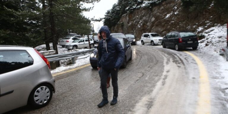 Διακοπή κυκλοφορίας σε Πεντέλης και αντιολισθητικές αλυσίδες σε Αθηνών-Θήβας