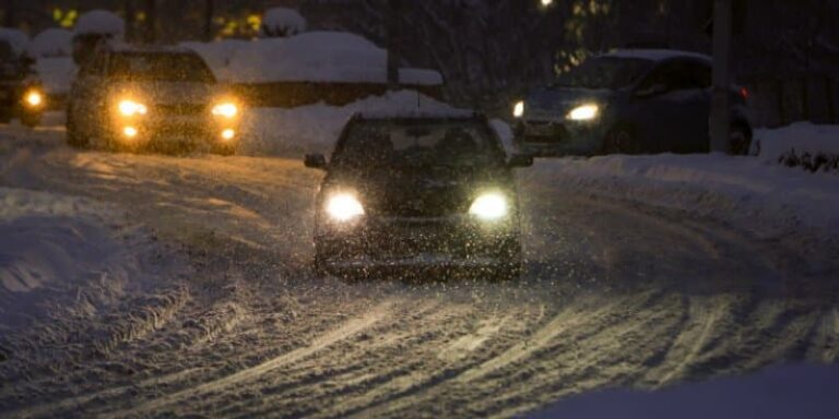 Πυροσβέστες μετέφεραν σε ασφαλές σημείο 9 άτομα από ακινητοποιημένα αυτοκίνητα λόγω χιονιου