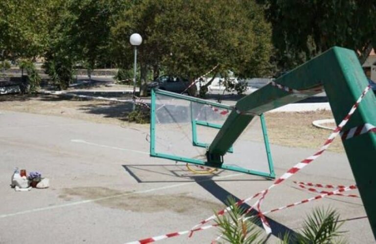 Χίος: Συγκλονίζουν ο πατέρας και ο παππούς του 19χρονου που καταπλακώθηκε από τη μπασκέτα