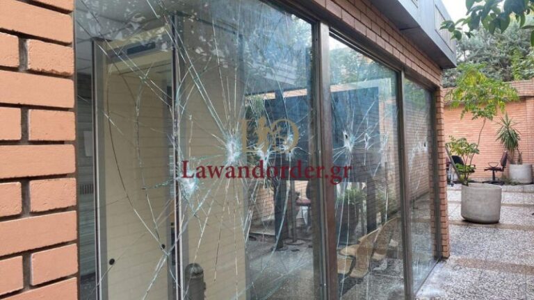 Καταδρομική με βαριοπούλες στην εφορία Χολαργού (εικόνες & βίντεο)