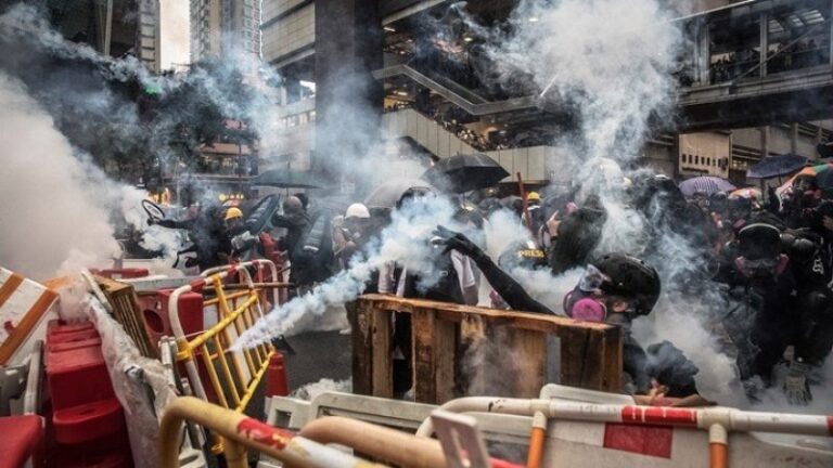 Χονγκ Κονγκ: Πυροβολισμοί και αντλίες νερού κατά των διαδηλωτών