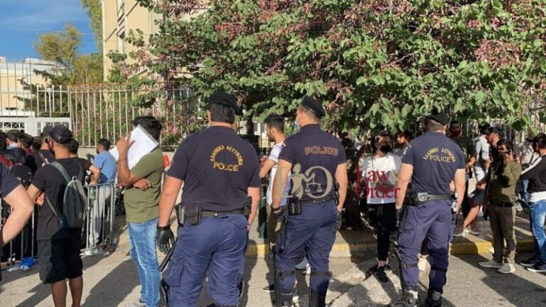 Πυκνές ουρές στην Υπηρεσία Ασύλου υπό το …βλέμμα της ΕΛ.ΑΣ – Σύψας: Πολύ κακή εικόνα (Φωτογραφίες)