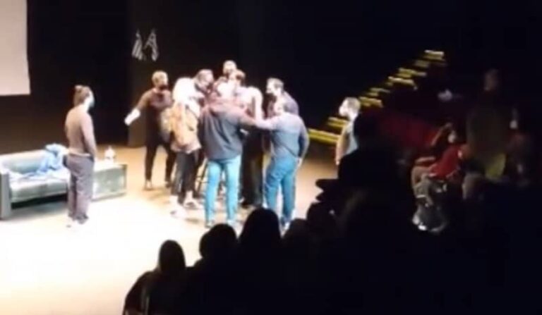 Καταγγελία από τον Χριστόφορο Ζαραλίκο: «Μπράβοι» διέκοψαν την παράστασή του – Οργή στο Twitter (βίντεο)