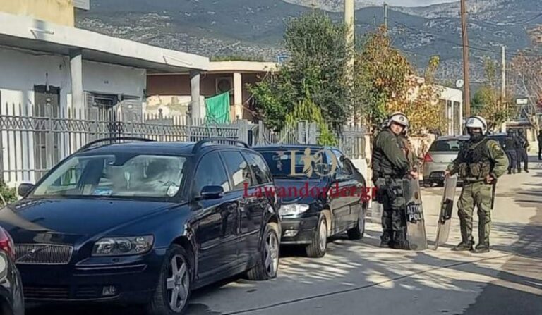 Μεγάλη επιχείρηση της ΕΛΑΣ σε Ζεφύρι και Άνω Λιόσια: Βρέθηκαν ηρωίνη, χάπια και σφαίρες – Οκτώ συλλήψεις