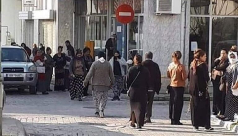 Αστυνομικοί της ΔΙ.ΑΣ βάζουν τάξη σε τράπεζες μετά το συνωστισμό πολιτών – Ουρές Ρομά στα ΕΛ.ΤΑ Ζεφυρίου