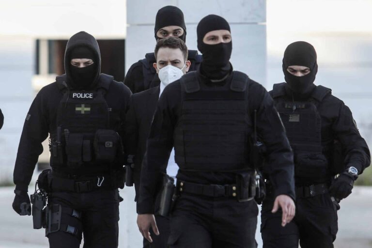 Στα δικαστήρια με ισχυρή αστυνομική δύναμη ο Μπάμπης Αναγνωστόπουλος (βίντεο)