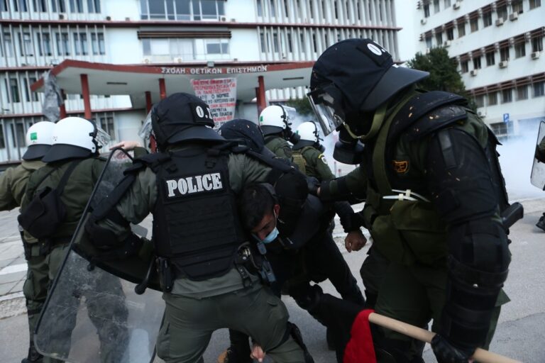 ΑΠΘ: Μία προσαγωγή στα επεισόδια με αντιεξουσιαστές να πετάνε μέχρι και καρέκλες από ταράτσα στα ΜΑΤ (βίντεο)