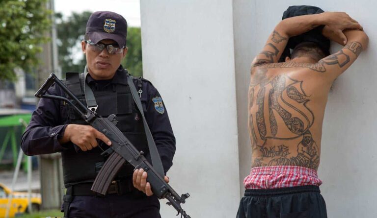 Ελ Σαλβαδόρ: Ο «πόλεμος κατά των συμμοριών» συνεχίζεται – Παρατείνεται για έναν μήνα η κατάσταση εκτάκτου ανάγκης