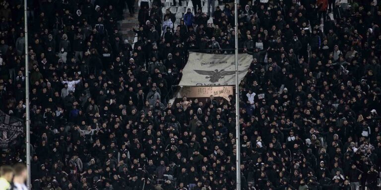 Σπάνε το μπλόκο της Αστυνομίας οι οπαδοί του ΠΑΟΚ: Πορεία από Καμάρα και γιγαντοοθόνη στην Τούμπα!