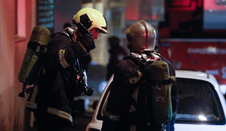 Φθορές σε τράπεζα μετά από φωτιά στα Εξάρχεια