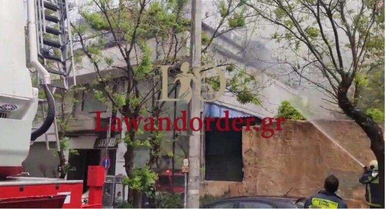 Πυρκαγιά σε εστιατόριο στο ΜΕΤΣ – Σε συναγερμό η Πυροσβεστική με 25 πυροσβέστες και 7 οχήματα