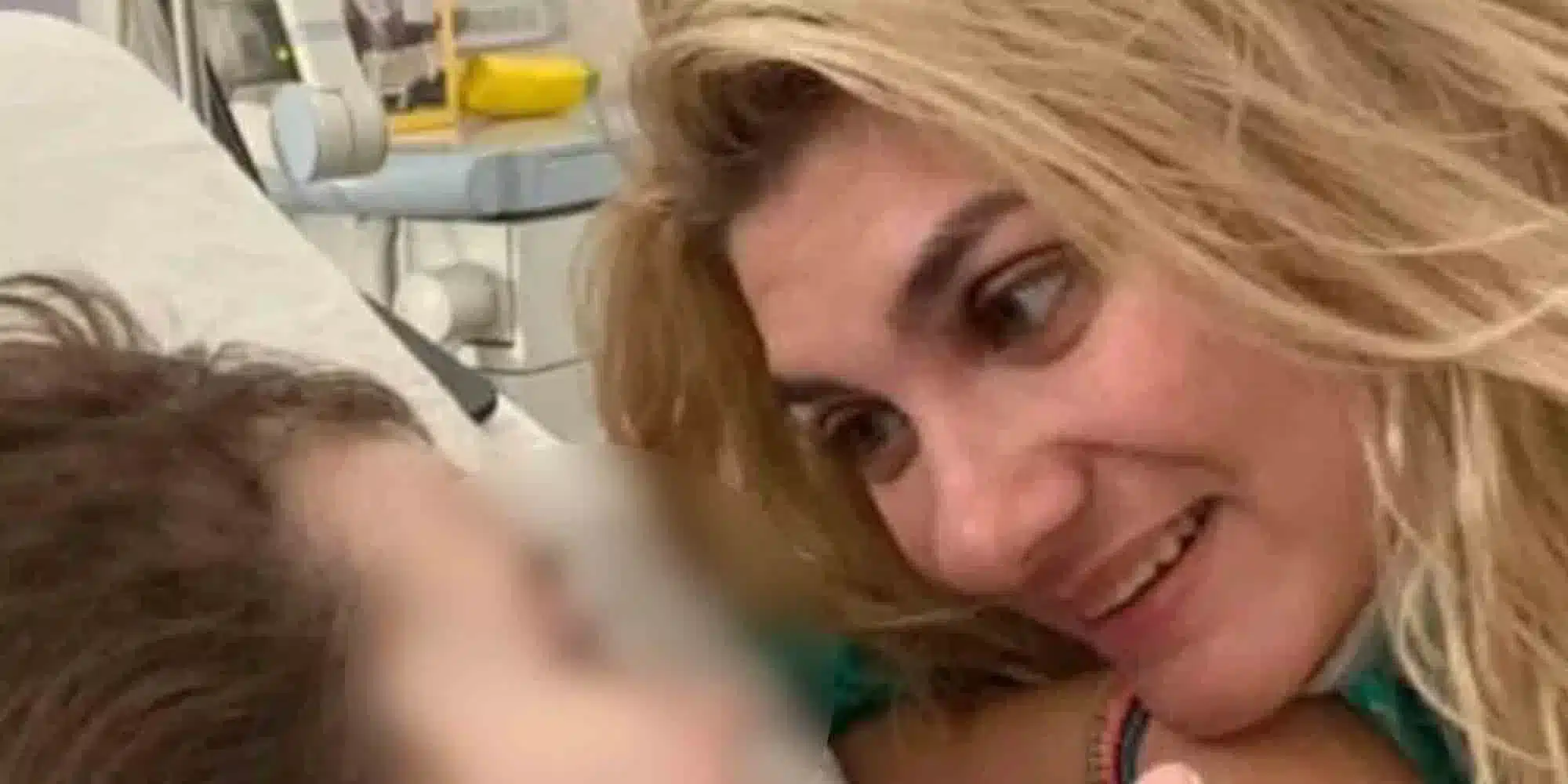 Η Ρούλα Πισπιρίγκου με το παιδί της στο νοσοκομείο